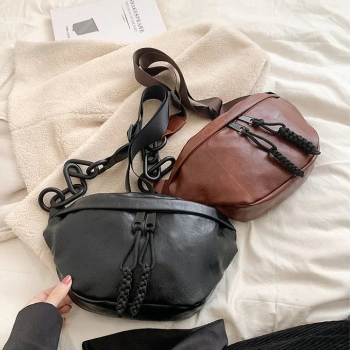Accessoire de mode femme: sac banane pratique et élégant en similicuir noir, parfait pour un look chic.
