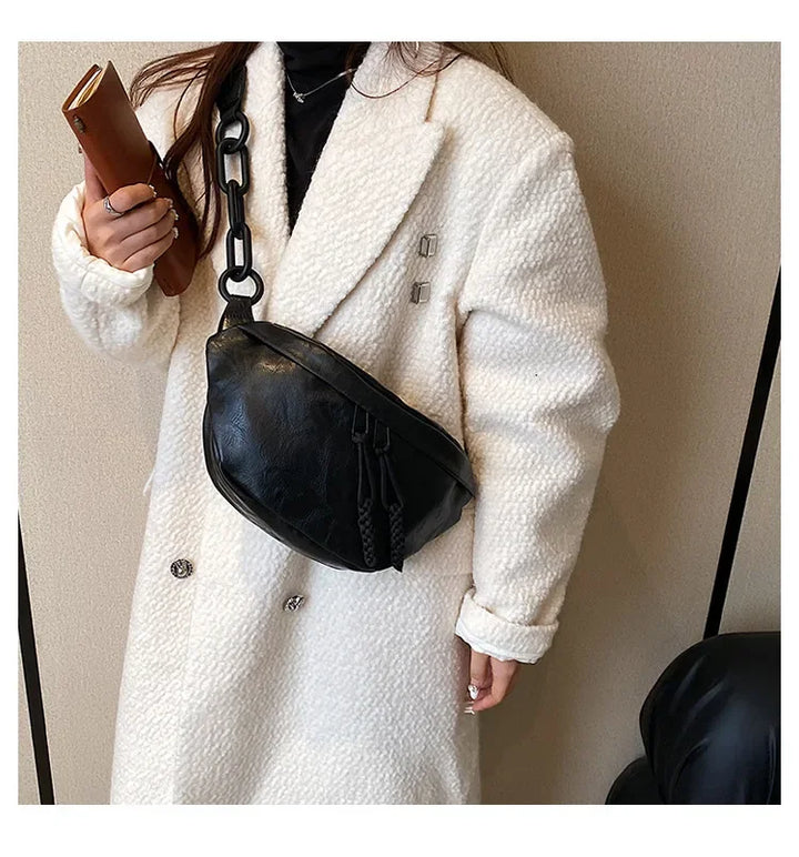 Sac banane femme chic en similicuir noir, style vintage, accessoire de mode élégant et pratique.
