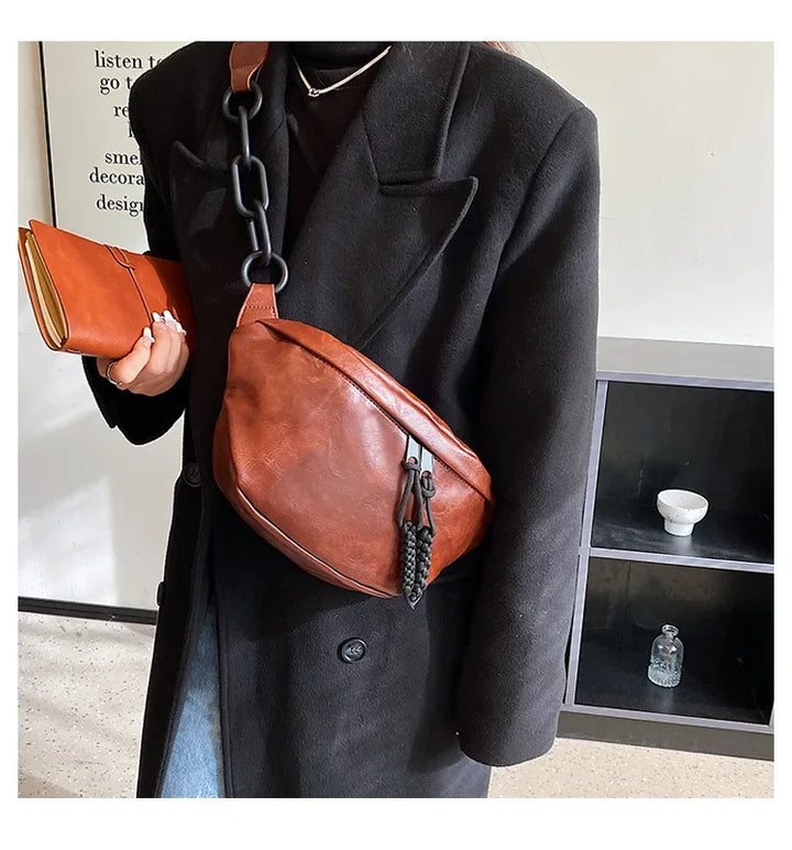 Détail d'un sac banane femme vintage chic en similicuir marron, accessoire de mode élégant.