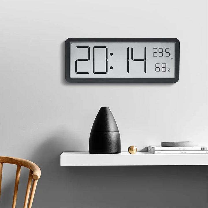Horloge murale numérique LED lumineuse avec grands chiffres pour une lecture facile de l'heure et des données.