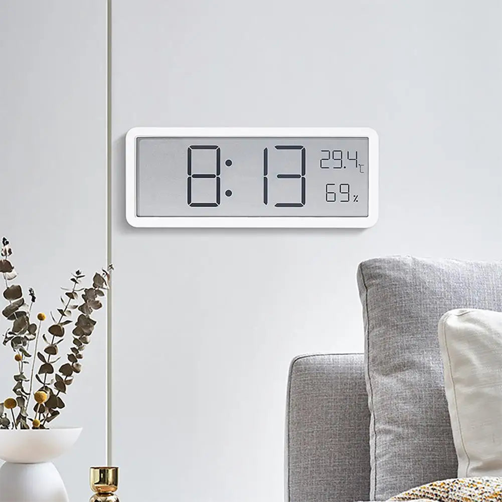Horloge murale numérique LED avec capteurs précis de température et d'humidité pour un confort optimal.