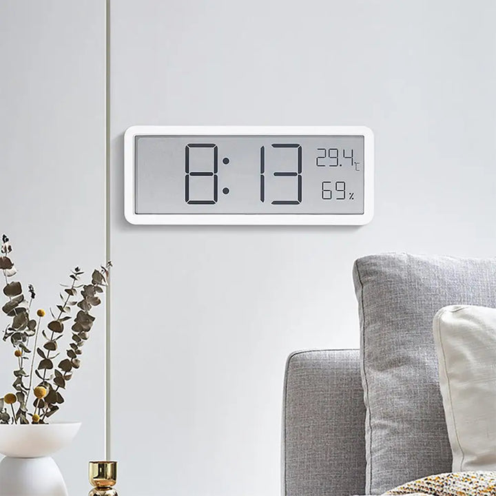 Horloge murale numérique LED avec capteurs précis de température et d'humidité pour un confort optimal.
