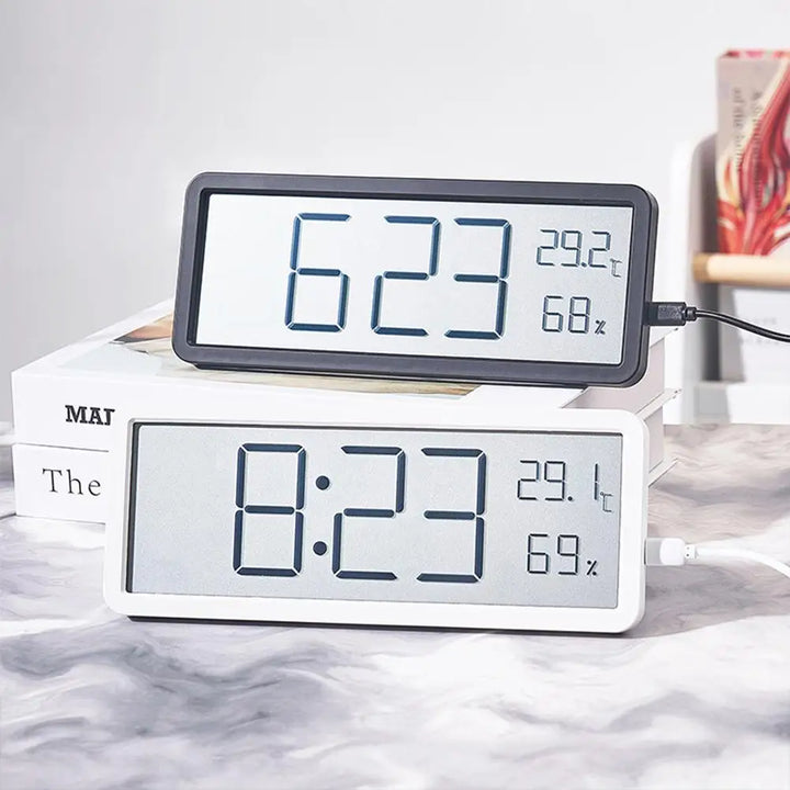Horloge murale LED numérique au design moderne et épuré, parfaite pour une décoration intérieure contemporaine.