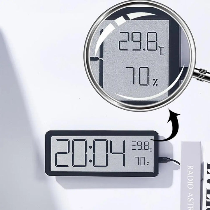 Horloge murale numérique LED élégante pour bureau, affichant heure, température et humidité; améliore la productivité.