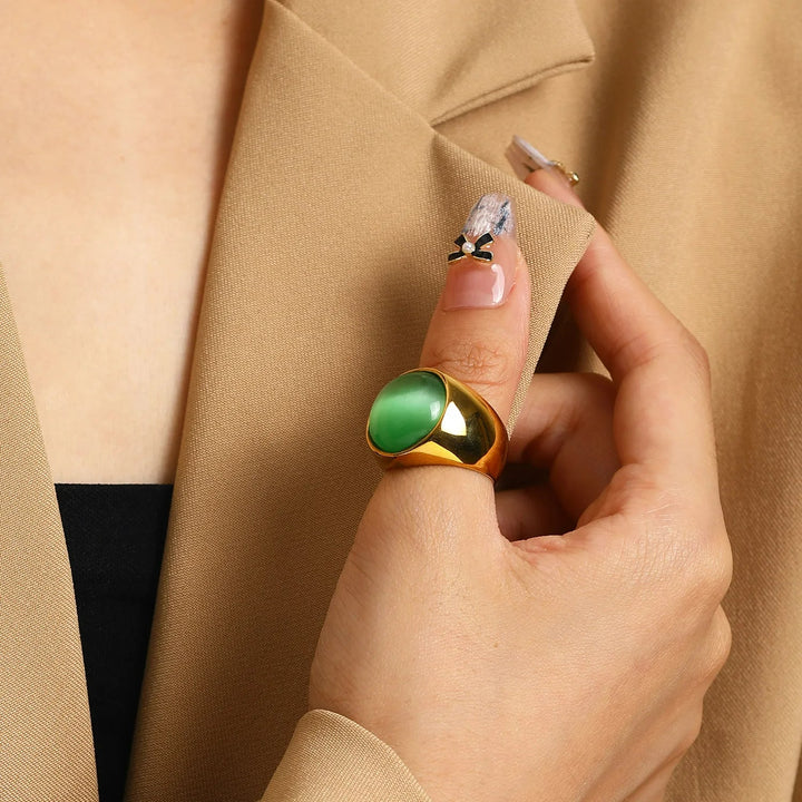 Pierre Oeil de Chat scintillante sur bague femme en argent, élégance intemporelle et féminine.