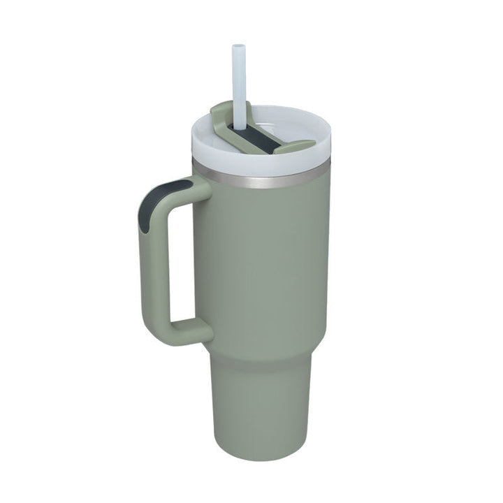Mug de voyage isotherme avec paille et poignée, idéal pour garder vos boissons froides.