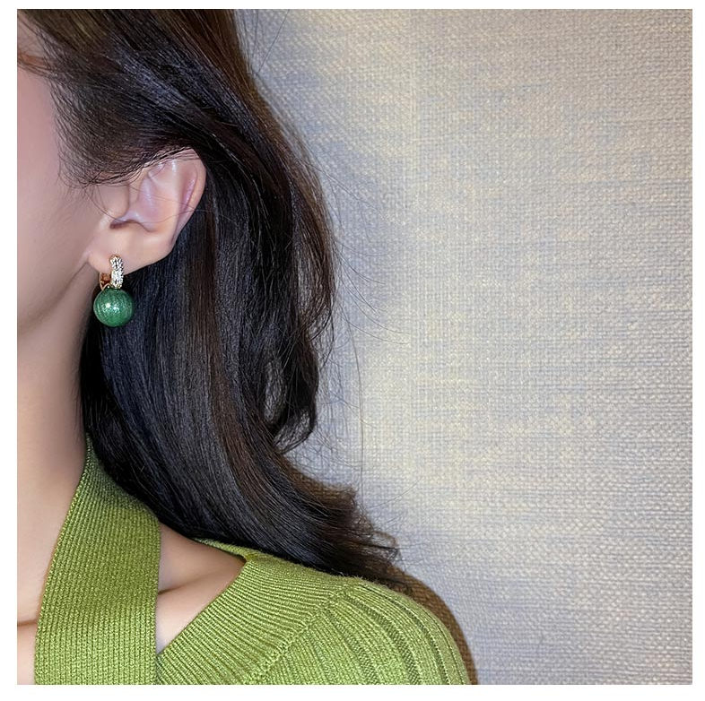 Bijoux femme classiques: boucles d'oreilles rondes à perles vertes, parfaites pour un cadeau élégant.