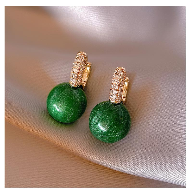 Élégantes boucles d'oreilles rondes pour femme, perles vertes luxueuses et détails en argent doré avec zircon.