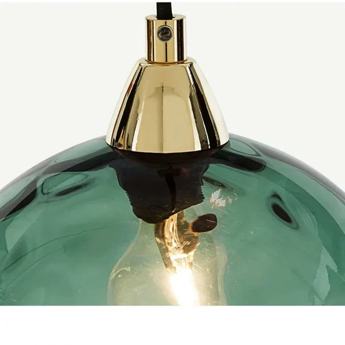 Lampe suspension à globe en verre pour salon, créant un éclairage doux et une décoration moderne.
