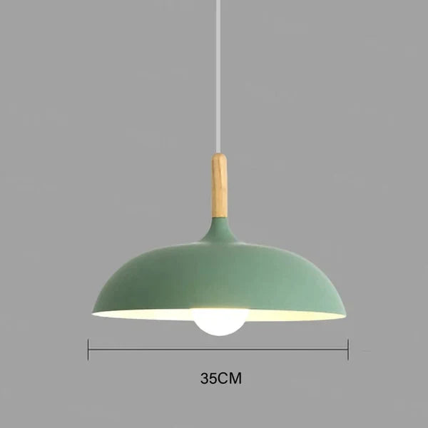 Plafonnier LED scandinave en bois de chêne, apportant une touche moderne à votre intérieur.