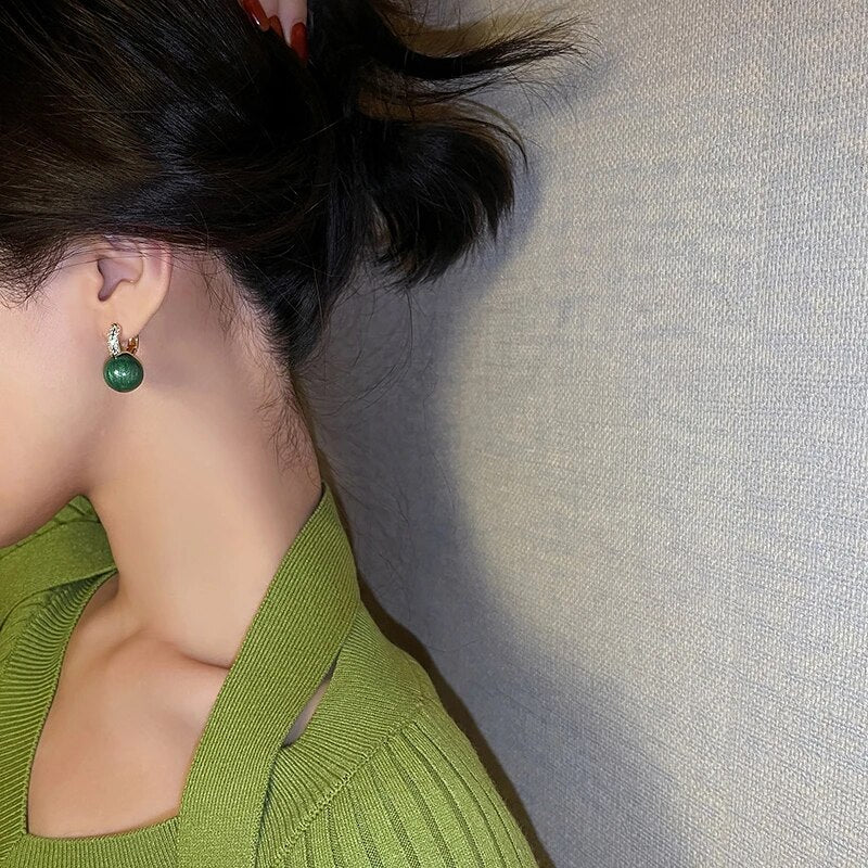 Boucles d'oreilles élégantes pour femme avec perles vertes, design luxueux en argent doré serti de zircon.