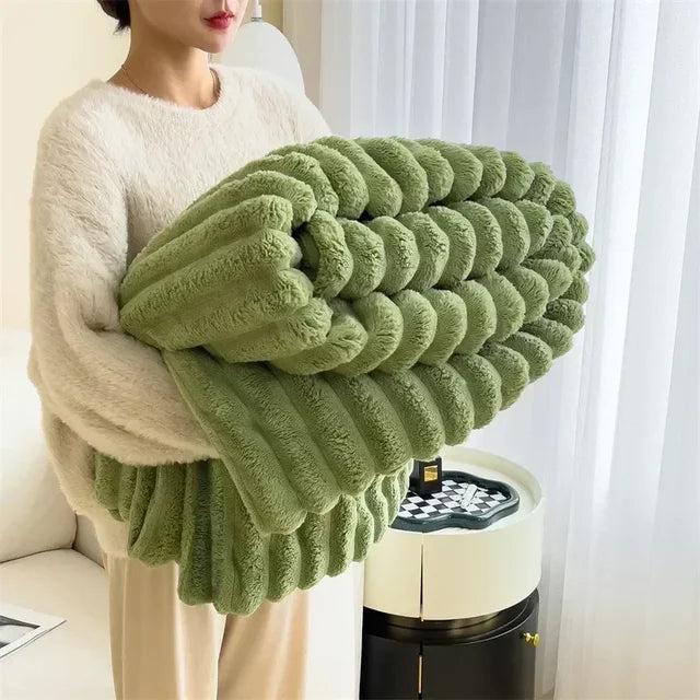 Jeté de lit polaire rose, texture peluche, idéal pour ajouter du style et de la chaleur à votre chambre.
