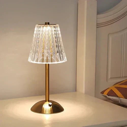 Design luxueux pour cette lampe de table LED tactile, cristal doré. Un ajout moderne à votre décoration intérieure.