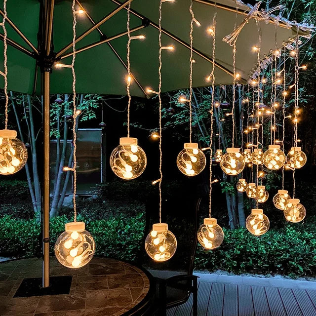 Décoration jardin: guirlande lumineuse LED étanche pour ambiance festive en terrasse. Éclairage extérieur.