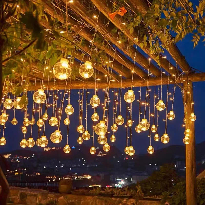 Détail des ampoules LED d'une guirlande lumineuse extérieure étanche. Éclairage décoratif et robuste pour jardin.