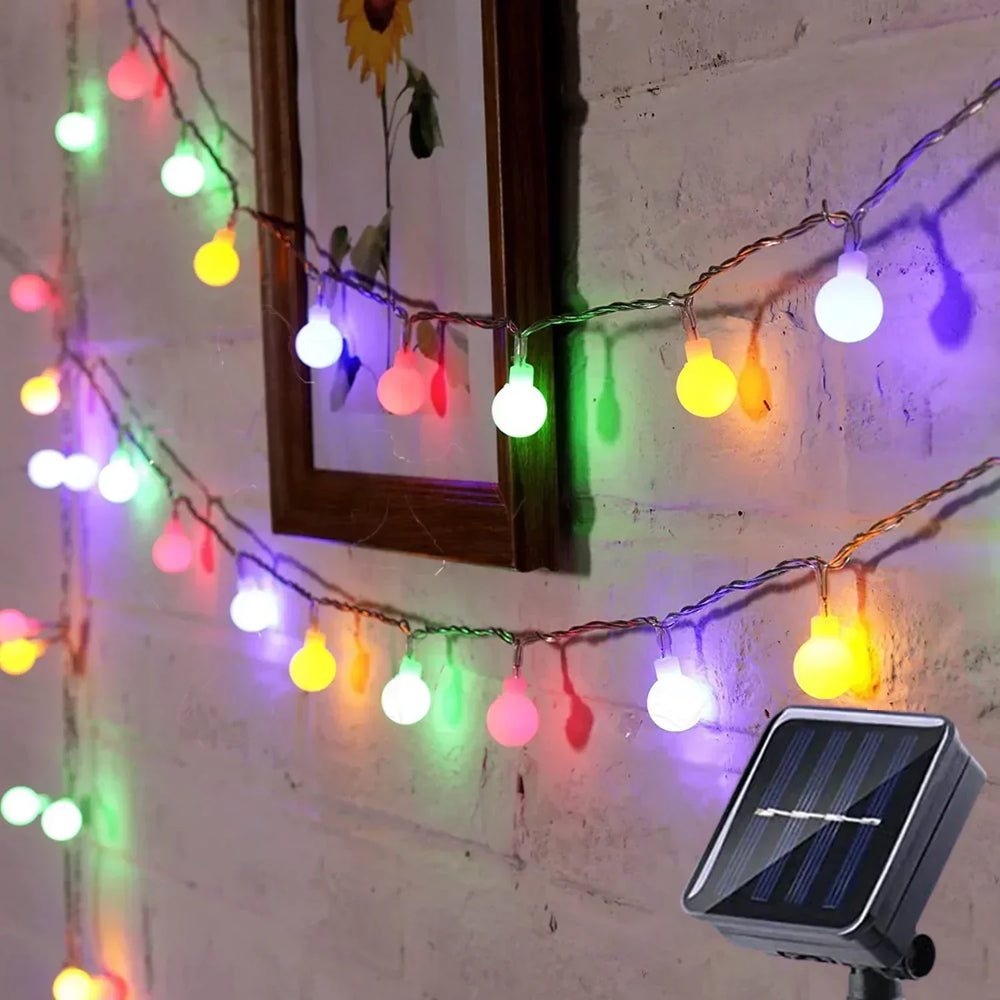 Décoration de jardin avec guirlande solaire LED, créant une ambiance chaleureuse en soirée.