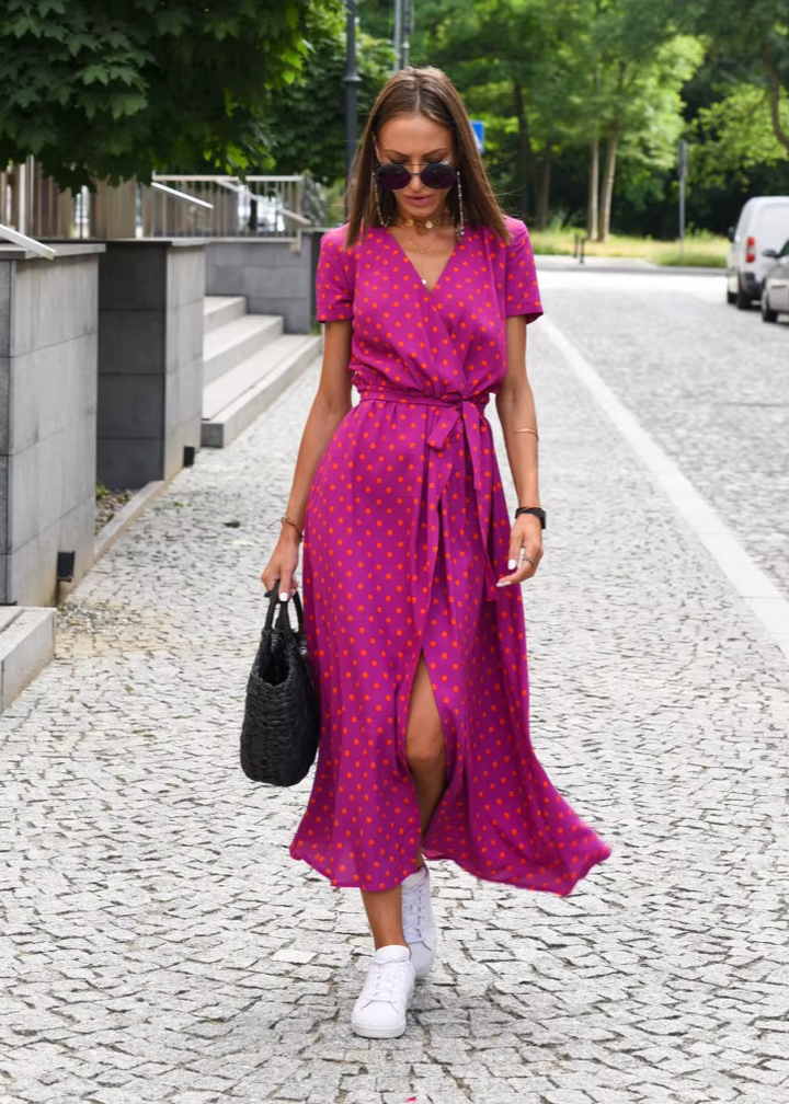 Élégante robe d'été florale et fluide, style portefeuille, pour toute occasion décontractée.