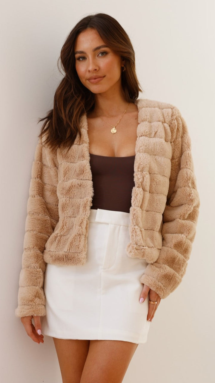 Veste courte femme, un vêtement chic et élégant pour la mode féminine d'automne et d'hiver.