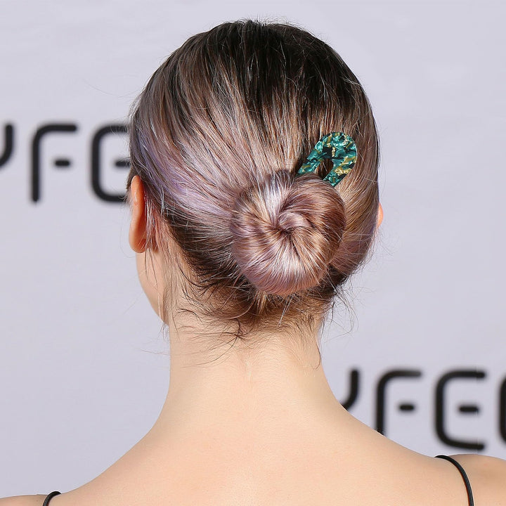 Accessoire de coiffure femme: épingles à chignon en U, conçues pour créer un look raffiné et sécuriser votre coiffure.