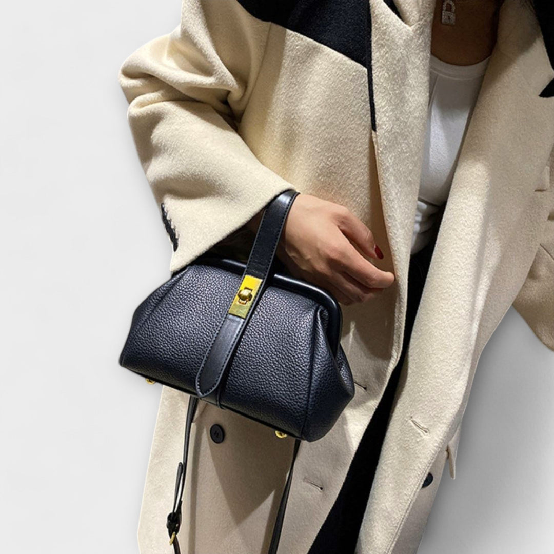 Petit sac bandoulière noir polyvalent femme, idéal pour compléter une tenue chic et décontractée.