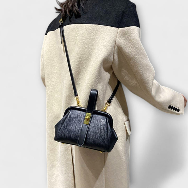Sac à bandoulière noir femme, taille mini, design moderne et compact. Accessoire mode indispensable.