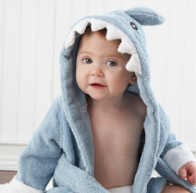 Bébé confortable dans son peignoir animal AnimalHug en coton doux après le bain.