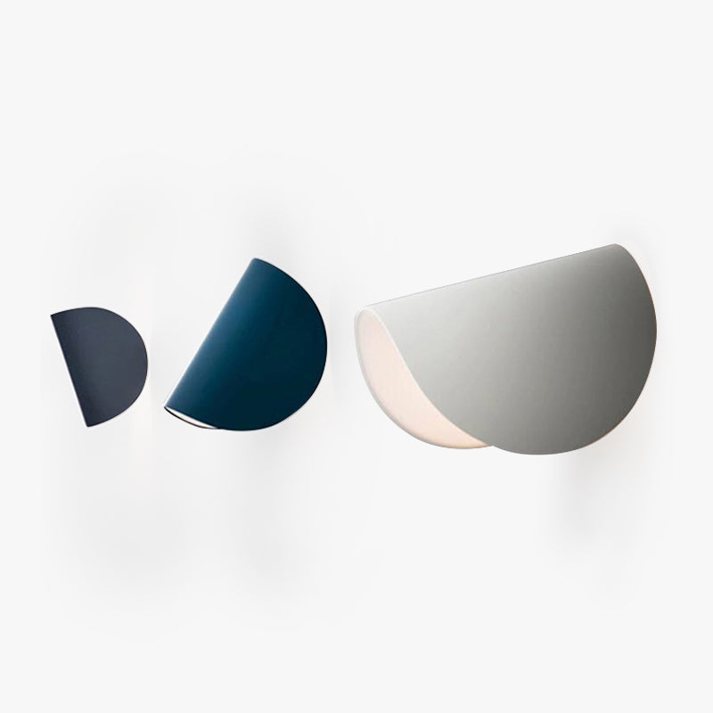Applique murale LED moderne colorée pour un éclairage intérieur design et décoratif.