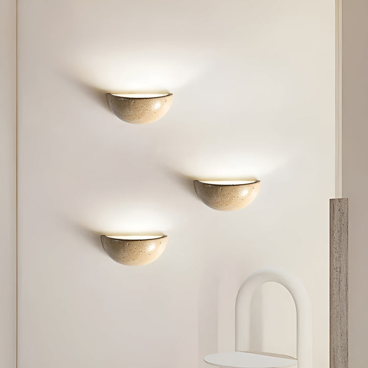 Applique murale LED style wabi-sabi, ZenGlow, forme semi-circulaire, idéale pour éclairage intérieur zen moderne.