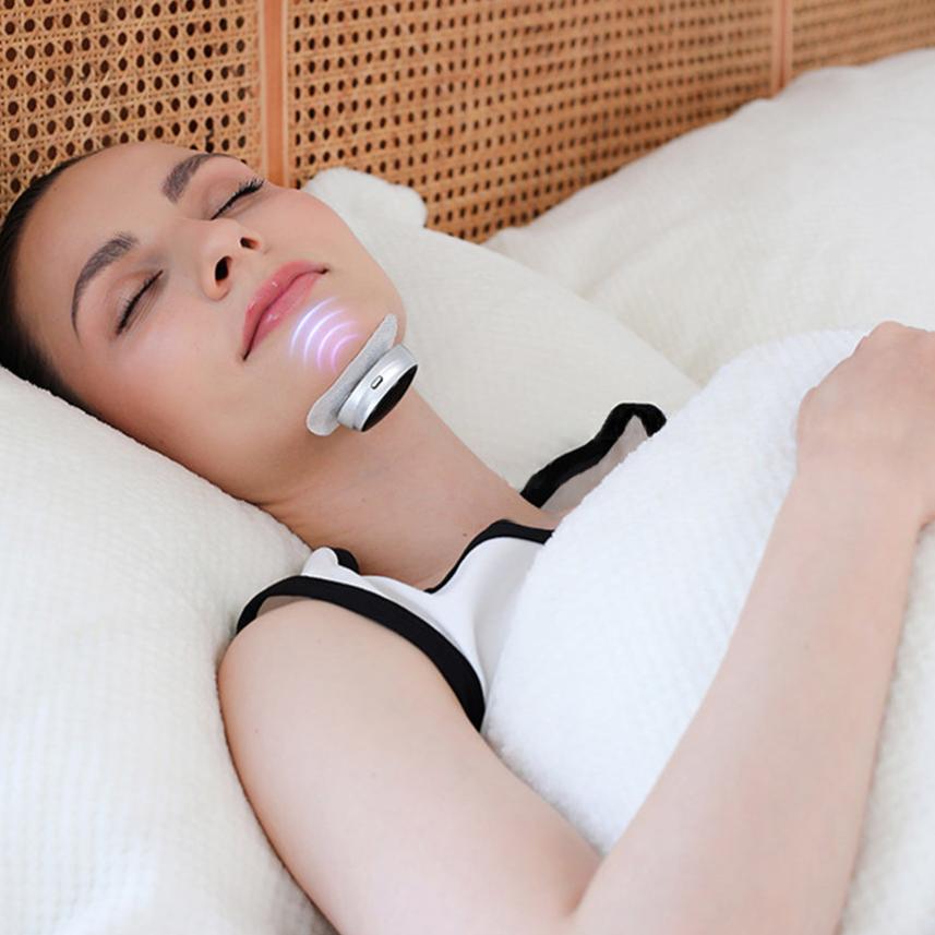 Dispositif anti-ronflement AirEase compact, idéal pour le voyage. Favorise une respiration saine et un repos optimal.