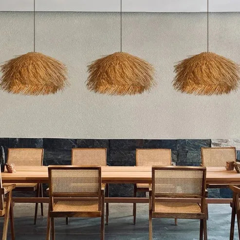 Lampe suspendue rotin artisanale, diffuseur de lumière douce et naturelle pour intérieur.