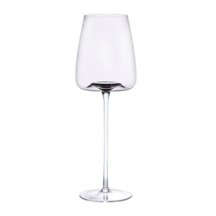 Verre à dégustation de vin rouge en cristal, essentiel pour explorer les nuances aromatiques.