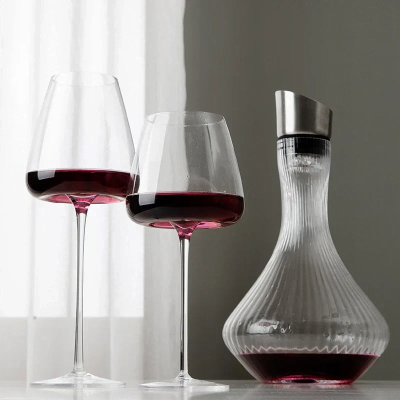 Gros plan sur la paraison d'un verre à vin en cristal, pour une aération parfaite du vin.
