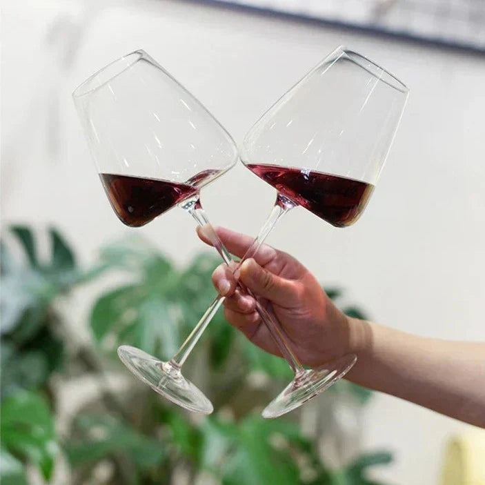 Verre à vin en cristal vide, attendant d'être rempli d'un grand cru pour la dégustation.