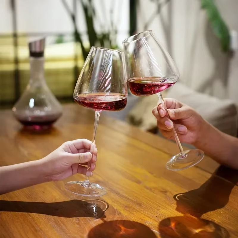 Élégant verre à vin en cristal, parfait pour les vins rouges corsés et la dégustation.