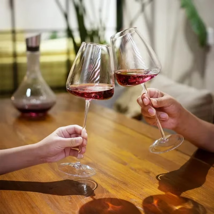 Élégant verre à vin en cristal, parfait pour les vins rouges corsés et la dégustation.