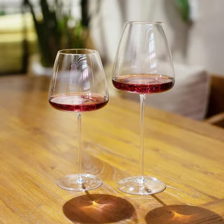 Verre à vin blanc en cristal fait main, design contemporain pour une table chic.