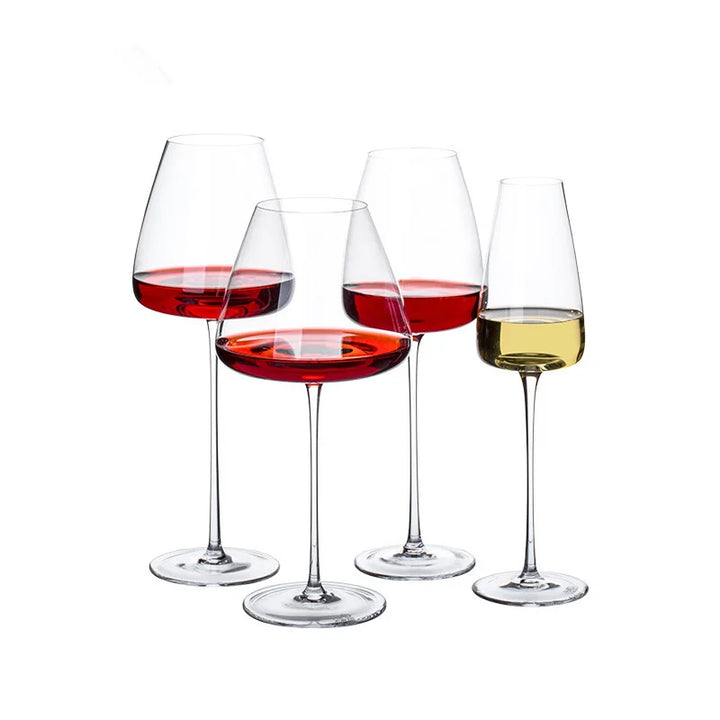 Un verre à champagne en cristal étincelant, prêt à trinquer pour une occasion spéciale.