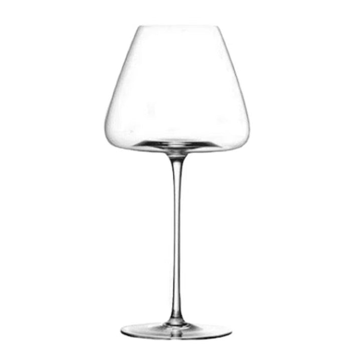 Ambiance lumineuse autour d'un verre à vin en cristal, soulignant son éclat naturel.