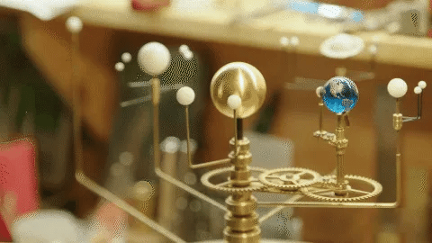 Orrery de bureau, modèle système solaire en mouvement, fait main. Décoration astronomique et scientifique pour un intérieur raffiné.