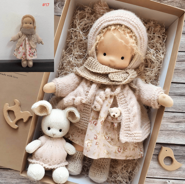 Poupée Waldorf Lana artisanale en coton bio, fait main avec soin, idéale jouet enfant durable.