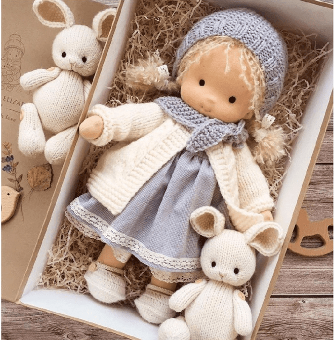 Poupée Waldorf Lana douce en coton biologique, jouet enfant écologique et durable fait main.