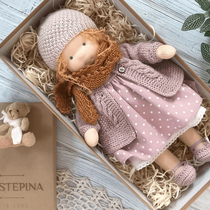 Cadeau unique : poupée Lana Waldorf faite main en coton doux, jouet enfant durable et éco-responsable.