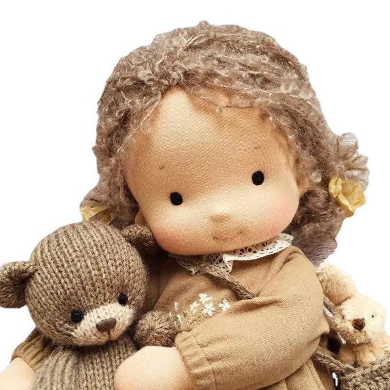 Jouet sensoriel: poupée Waldorf en coton bio, faite main, offrant douceur et réconfort aux jeunes enfants.