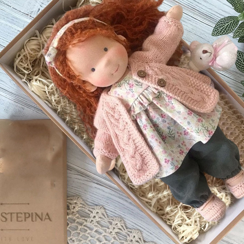 Poupée Waldorf éthique en coton bio, faite main, encourageant le jeu imaginatif et le développement de l'enfant.