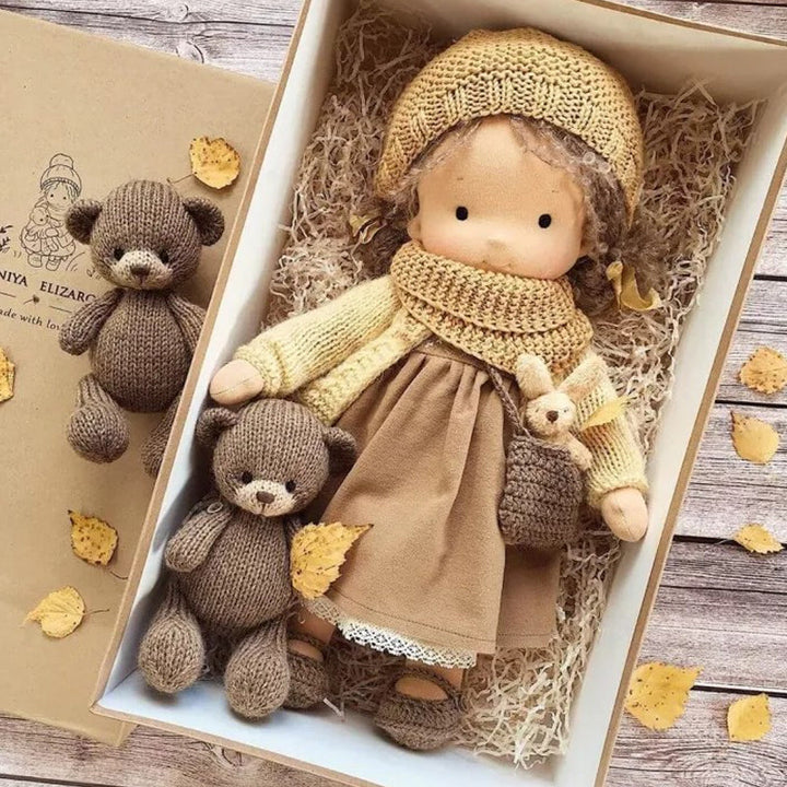 Qualité artisanale: poupée Waldorf en coton bio, faite main, un jouet durable qui grandira avec votre enfant.