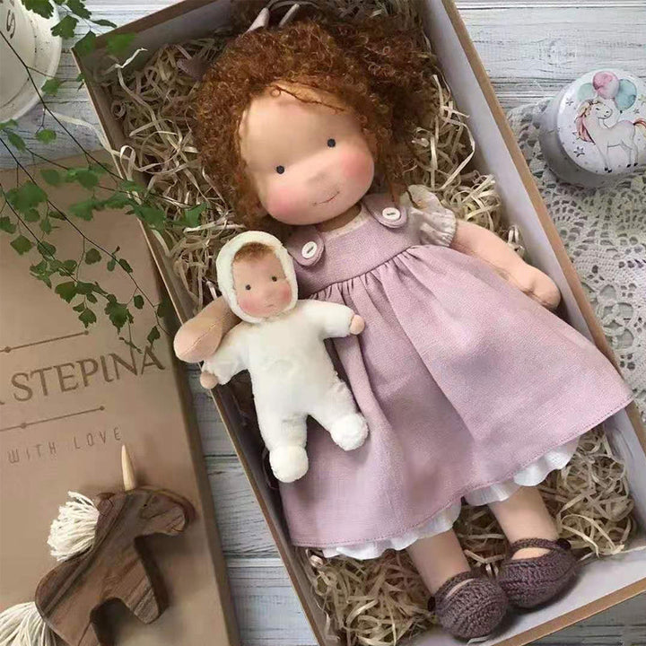 Premier compagnon: poupée Waldorf en coton bio, faite main, une peluche réconfortante pour chaque enfant.