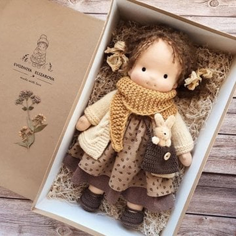 Poupée Waldorf artisanale en coton bio, jouet fait main très doux pour l'éveil et l'imagination des enfants.