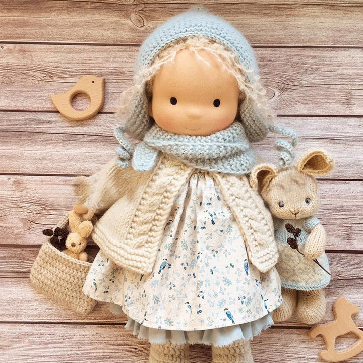 Compagnon de jeu poupée Waldorf naturelle en coton bio, faite main, stimulant la créativité de l'enfant.