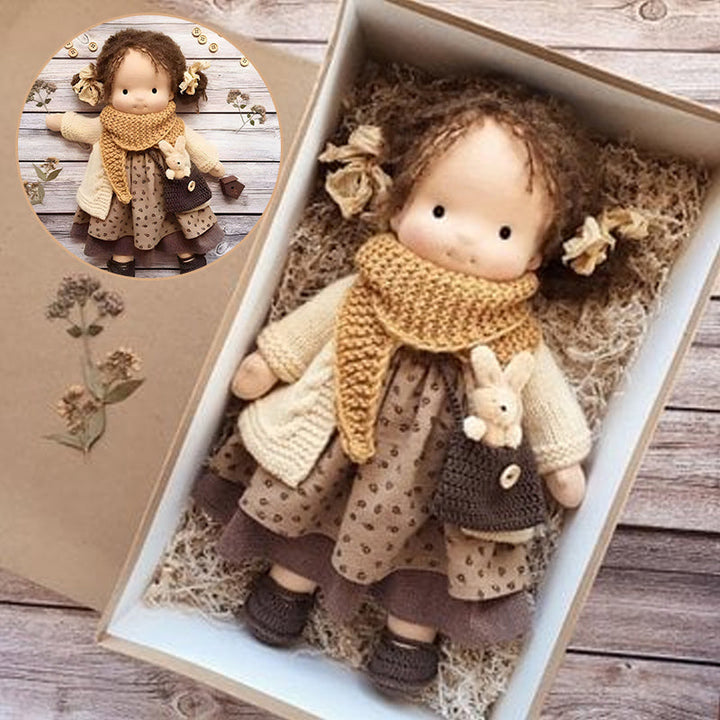 Poupée Waldorf en coton bio, faite main, un jouet doux et sûr pour accompagner l'enfant dans son développement.