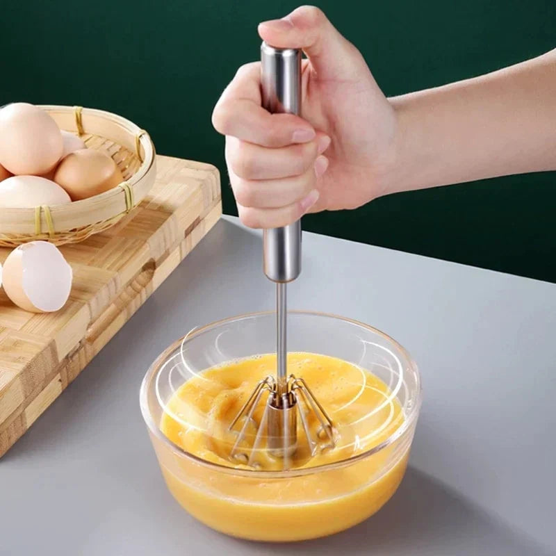 Fouet de cuisine semi-automatique manuel en inox, idéal pour battre et mélanger sauces et pâtisseries sans effort.